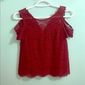 Cold-shoulder top burgundy